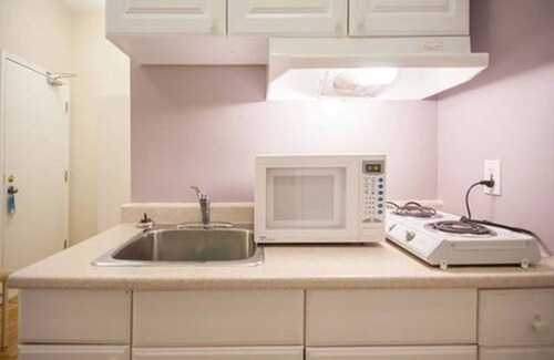 Old Town Hotel | Cozy St Lawrence Residences with Spa and Kitchen Amenities