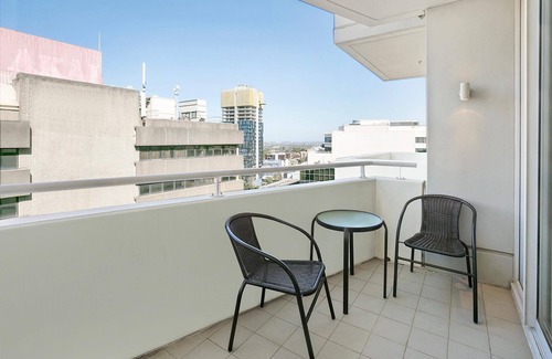 St. Leonards Apartment | Modern 2 Bedroom Apartment in St Leonards with Breakfast