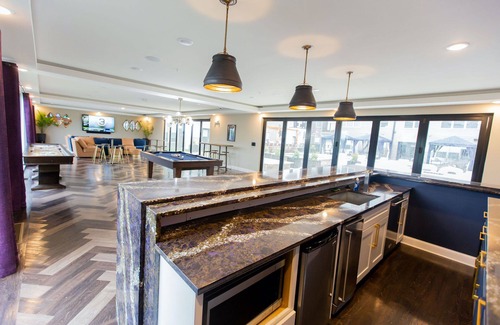 DeBaliviere Place Apartment | Elegant 2BD Apartment Near Forest Park with Pool & Breakfast