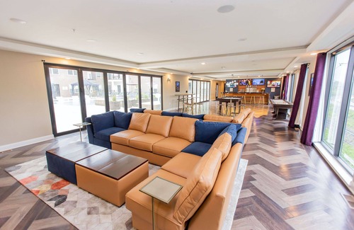 DeBaliviere Place Apartment | Elegant 2BD Apartment Near Forest Park with Pool & Breakfast