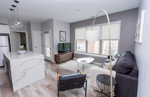 DeBaliviere Place Apartment | Elegant 2BD Apartment Near Forest Park with Pool & Breakfast