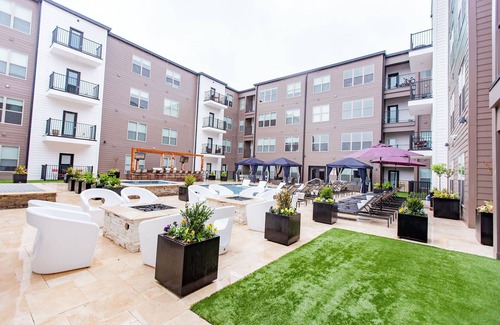DeBaliviere Place Apartment | Elegant 2BD Apartment Near Forest Park with Pool & Breakfast