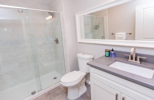 DeBaliviere Place Apartment | Modern 2BD/2BA Retreat Near Forest Park in St. Louis