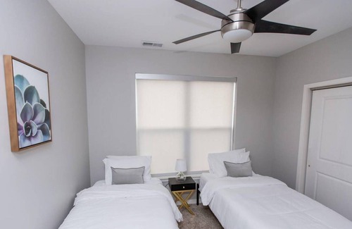 DeBaliviere Place Apartment | Modern 2BD/2BA Retreat Near Forest Park in St. Louis