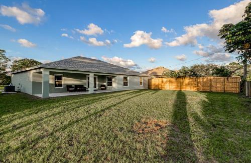 Port Saint Lucie House | St Lucie Sanctuary: Family and Pet Friendly Retreat