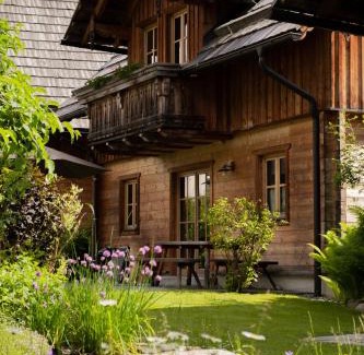Sankt Martin Ski Chalet | Experience St Martin Chalets: 4-Star Retreat with Hot Tub