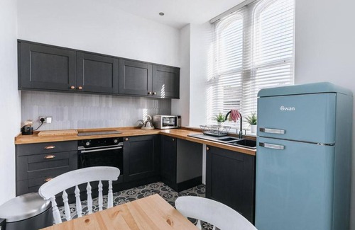 Penistone Apartment | St Marys Apartment - Modern Retreat in Peak District