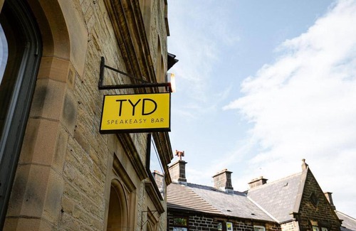Penistone Apartment | St Marys Apartment - Modern Retreat in Peak District