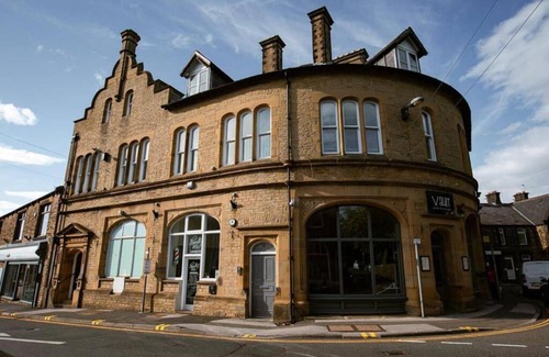 Penistone Apartment | St Marys Apartment - Modern Retreat in Peak District
