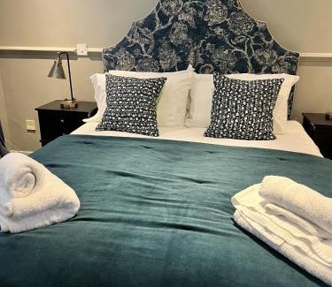 Arundel Hotel | Pet-Friendly St Marys Gate Inn: 4-Star Comfort Awaits
