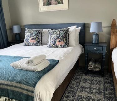 Arundel Hotel | Pet-Friendly St Marys Gate Inn: 4-Star Comfort Awaits