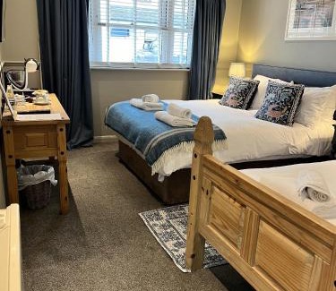 Arundel Hotel | Pet-Friendly St Marys Gate Inn: 4-Star Comfort Awaits