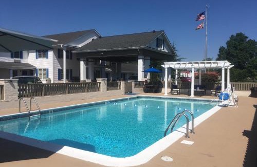 St. Michaels Hotel | Cozy St. Michaels Inn: Oceanfront Retreat with Pool Access