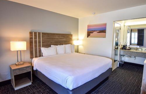 St. Michaels Hotel | Cozy St. Michaels Inn: Oceanfront Retreat with Pool Access