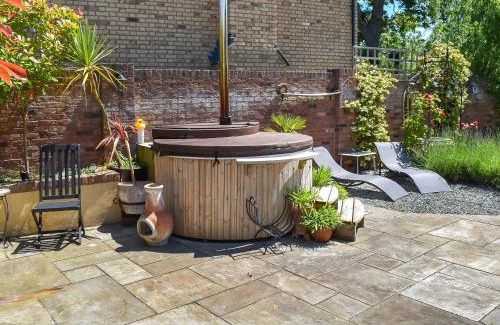 Minster House | Family and Pet Friendly Stay at St Mildreds Church