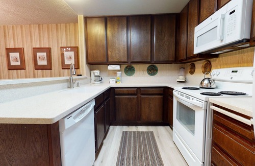Mammoth Lakes Condo | Bright and Cozy St. Moritz Mountain Cabin with Pool & Spa