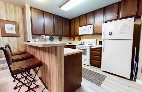 Mammoth Lakes Condo | Bright and Cozy St. Moritz Mountain Cabin with Pool & Spa