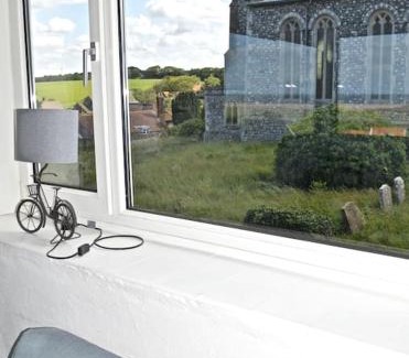 Salthouse House | St Nicholas Cottage - Scenic Views & Family-Friendly Stay