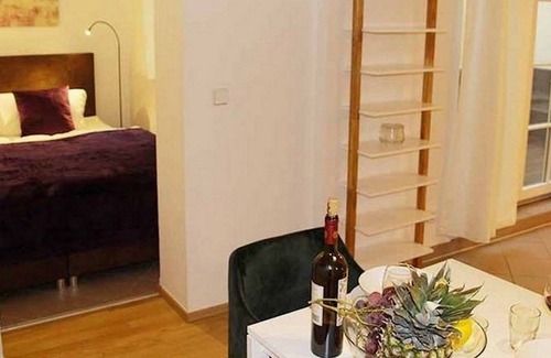 Wismar Apartment | St. Nikolai Suite: Family-Friendly Retreat with Kitchen Access