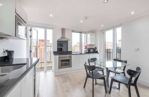 Euston Apartment | Guest Rated: The Kings Residence - St. Pancras by Frankie Says