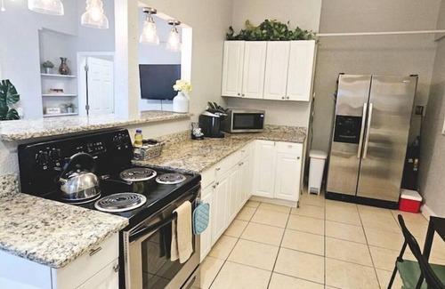 Historic Old Northeast Apartment | Prime Location: St Pete Just 3 Minutes to the Pier!