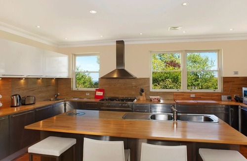 Leura House | Discover St Raphael - Convent Leura with Spa & Hot Tub