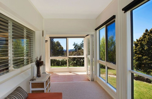 Leura House | Discover St Raphael - Convent Leura with Spa & Hot Tub