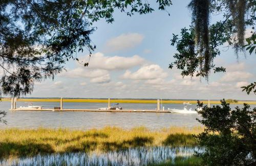 Saint Simons Island Apartment | Relaxing St Simons Island Condo with Deck & Outdoor Shower