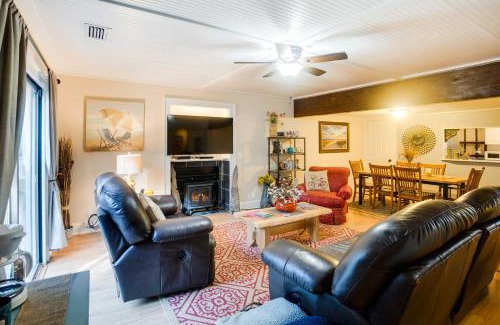 Saint Simons Island Apartment | Relaxing St Simons Island Condo with Deck & Outdoor Shower