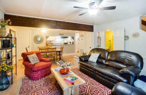 Saint Simons Island Apartment | Relaxing St Simons Island Condo with Deck & Outdoor Shower