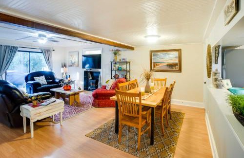 Saint Simons Island Apartment | Relaxing St Simons Island Condo with Deck & Outdoor Shower