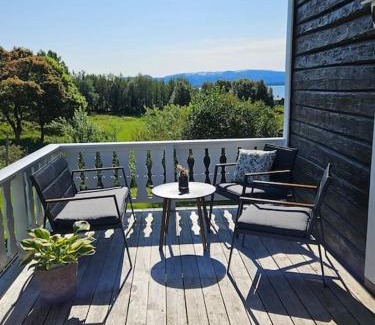 Hitra Apartment | Enjoy Family-Friendly Stabburet på Balsnes Gård Stay