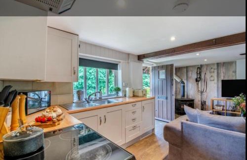 Sedgeberrow House | Experience Stable Boys Cottage: Pet-Friendly Retreat Awaits
