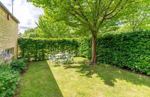 Brimpsfield House | Inviting Stable Cottage at Freams Farm: Pet & Child Friendly