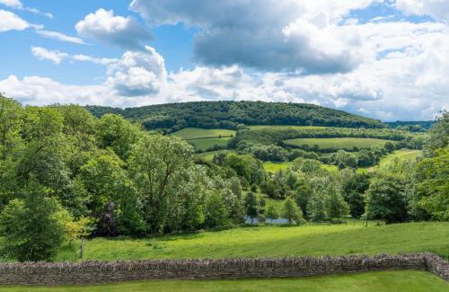 Brimpsfield House | Inviting Stable Cottage at Freams Farm: Pet & Child Friendly
