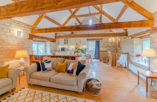 Brimpsfield House | Inviting Stable Cottage at Freams Farm: Pet & Child Friendly