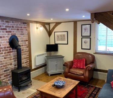Dorking House | Child-Friendly Retreat at Stable Cottage with 9.4 Rating