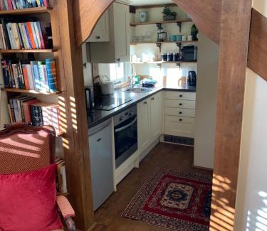 Dorking House | Child-Friendly Retreat at Stable Cottage with 9.4 Rating