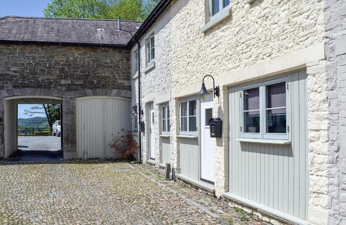 Pentrefelin House | Inviting Stable Cottage - Pet & Child Friendly Retreat