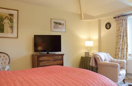 Much Birch House | Cozy Stable Cottage - Child Friendly with Kitchen Amenities