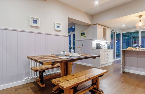 Crieff Cottage | Cozy 1 Bedroom Retreat in Dunira with Lake View and Breakfast