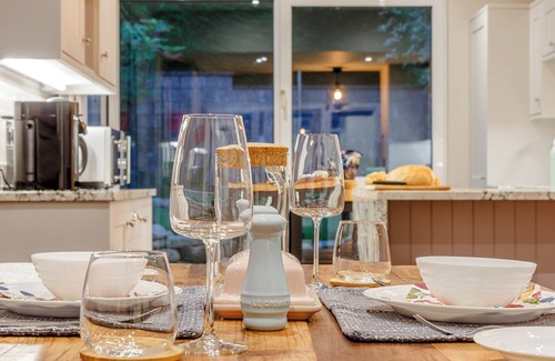 Crieff Cottage | Cozy 1 Bedroom Retreat in Dunira with Lake View and Breakfast