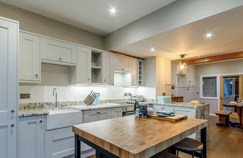 Crieff Cottage | Cozy 1 Bedroom Retreat in Dunira with Lake View and Breakfast