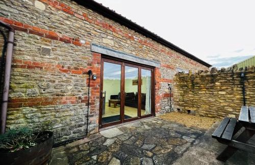 Frome House | Relaxing Stable Cottage with Exclusive Indoor Pool Access