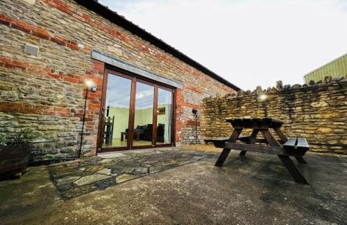 Frome House | Relaxing Stable Cottage with Exclusive Indoor Pool Access
