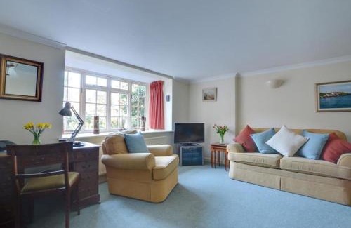 Royal Tunbridge Wells House | Family-Friendly Stable Mews Cottage: Rated 8/10 by Guests