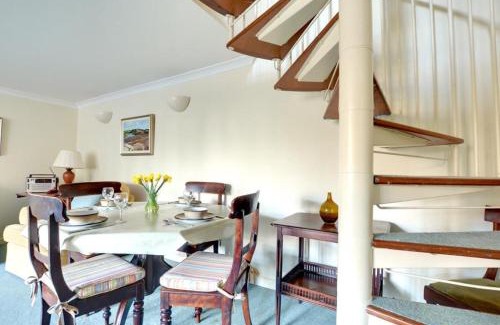 Royal Tunbridge Wells House | Family-Friendly Stable Mews Cottage: Rated 8/10 by Guests