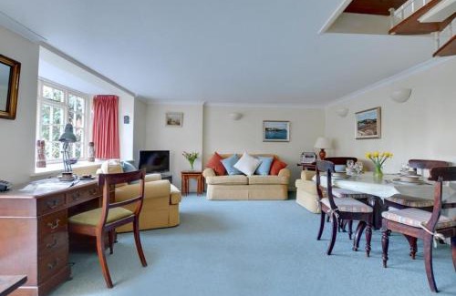 Royal Tunbridge Wells House | Family-Friendly Stable Mews Cottage: Rated 8/10 by Guests