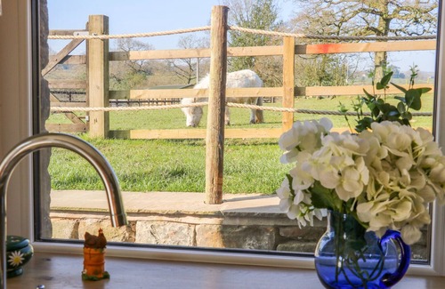 Clitheroe Cottage | Relax at Stable View Cottage: Pet Friendly with Hot Tub