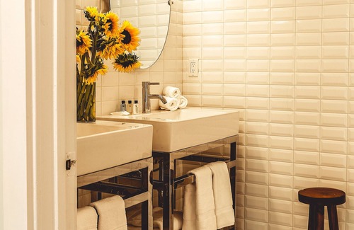 Paso Robles Hotel | Indulge at Stables Inn: Rated 9.6 with Spa & Dining